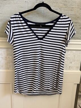 Large Whbm White House Black Market navy White Striped V-Neck Tee flutter sleeve